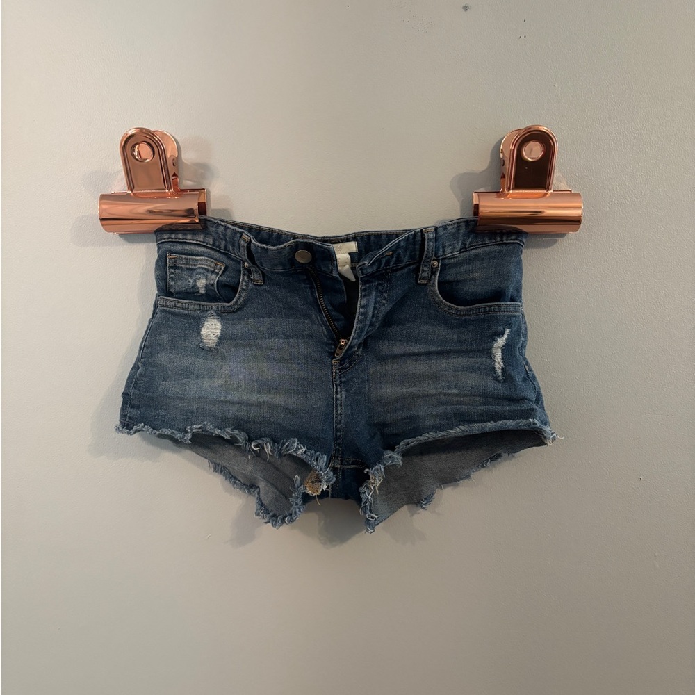 Size 4 H&M shorts. Medium wash and slightly frayed ends!